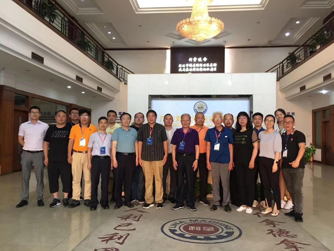 第四屆現代橡膠論壇的專家、教授們蒞臨我司參觀考察